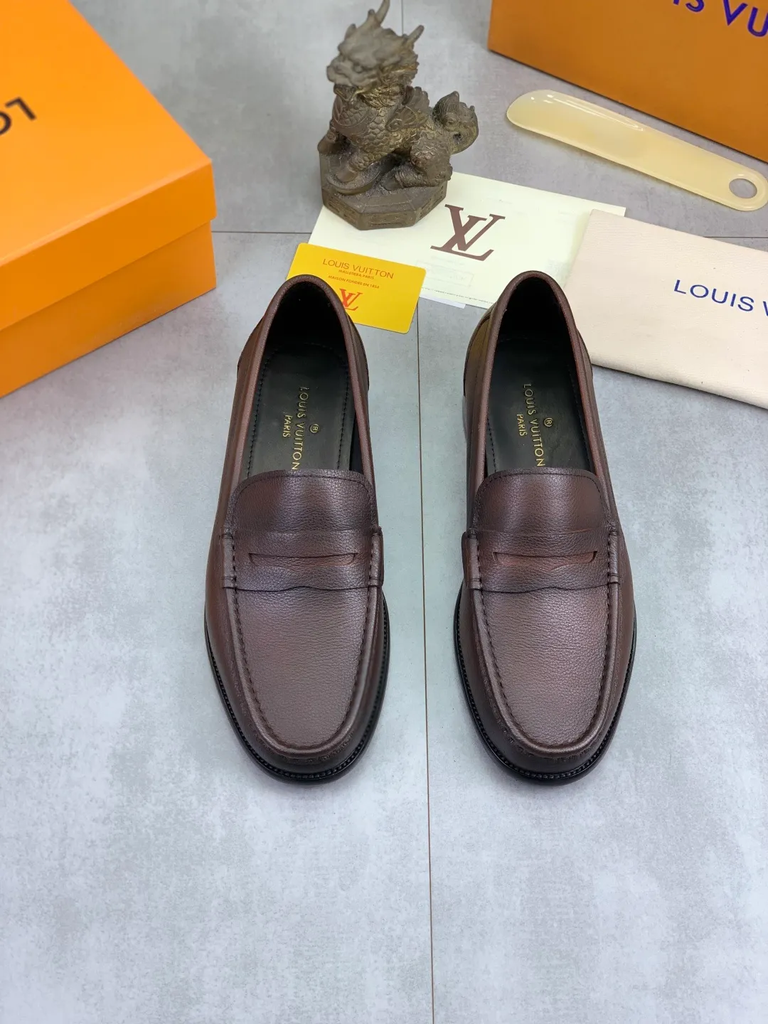 Men's men's shoes 💰P520 New style 💶[LOUIS VUITTON] Water-dyed Niuli Original order New style 🍀LV Louis Vuitton *——Top version of LV classic leather shoes! Made of imported original calfskin, original leather side strips and wear-resistant high-end rubber outsole! High quality products! Color: Black optional Size: 39-44 (45 customized)